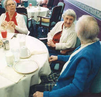 elsiedining.jpg (19174 bytes)